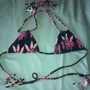 Acacia heliconia cannons top